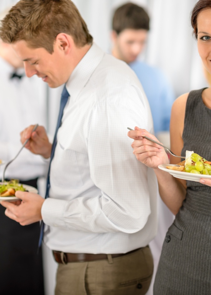 حيلٌ لتناول الطعام خلال المناسبات الإجتماعية