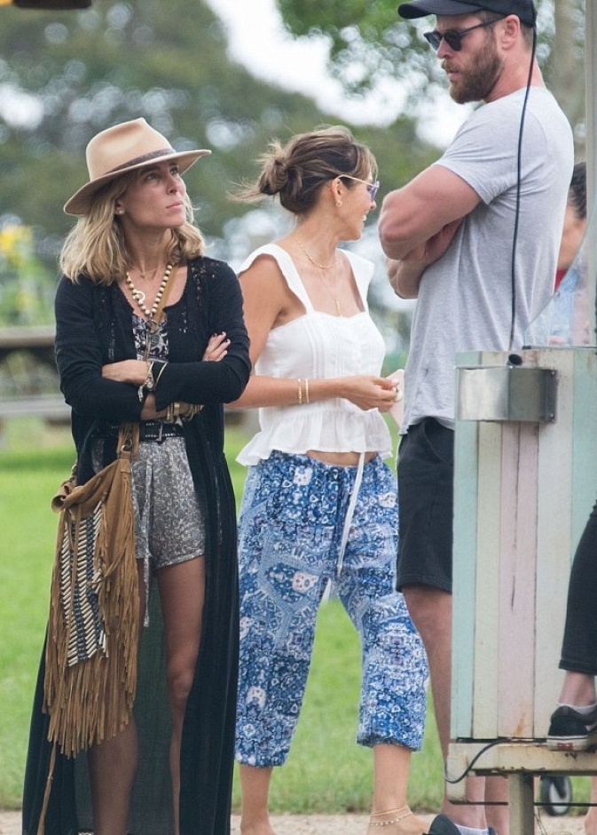 توتر متبادل بين  كريس هيمسورث وزوجته ايسلا باتاكي في خليج بايرون