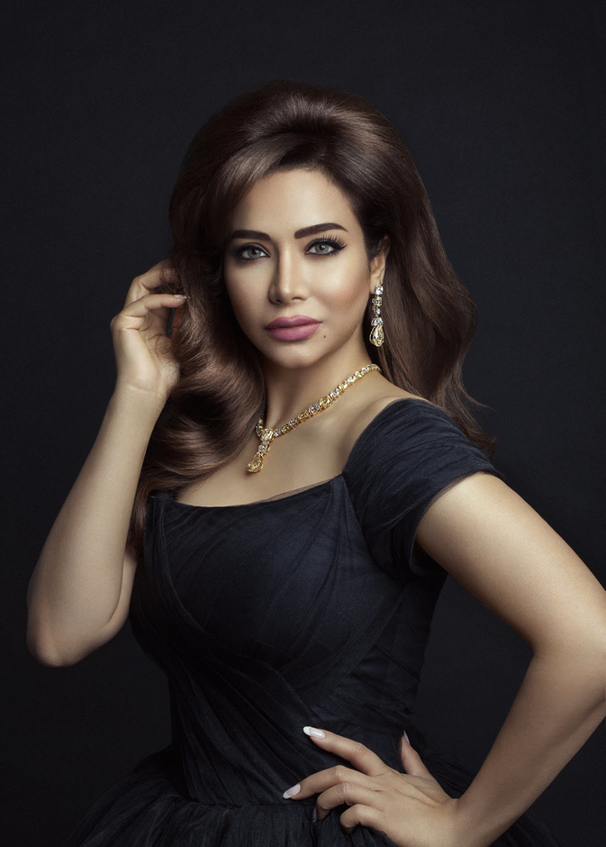 الإعلامية المتميزة لجين عمران تخص "هي" بأول مقالة عن مجموعة مجموهراتها