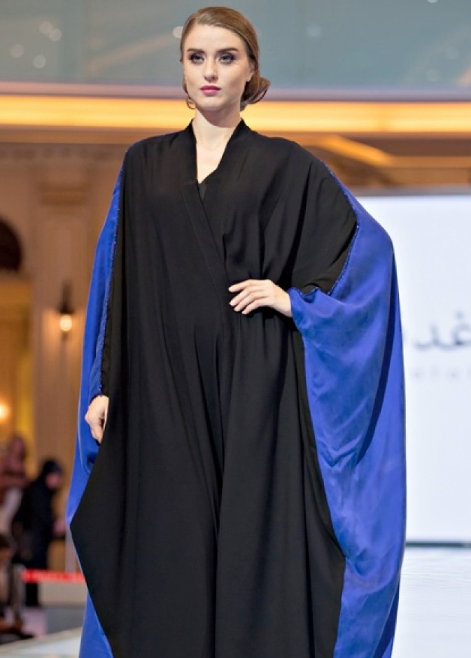  نيلي وأسود.