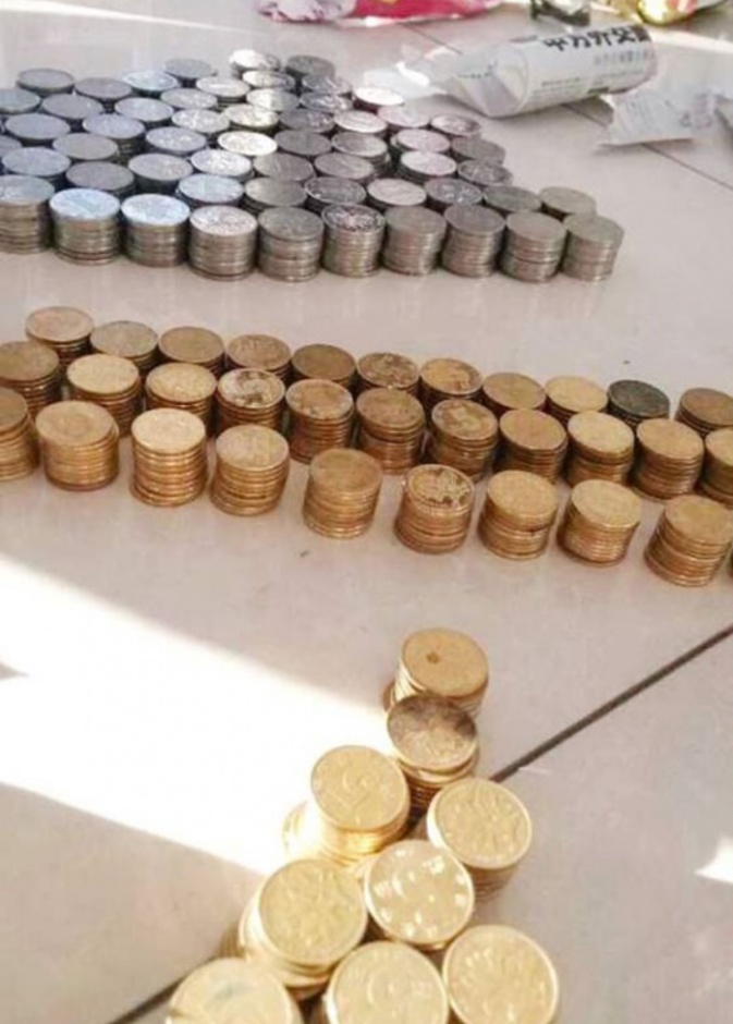 صيني يشتري سيارة بقطع نقود معدنية