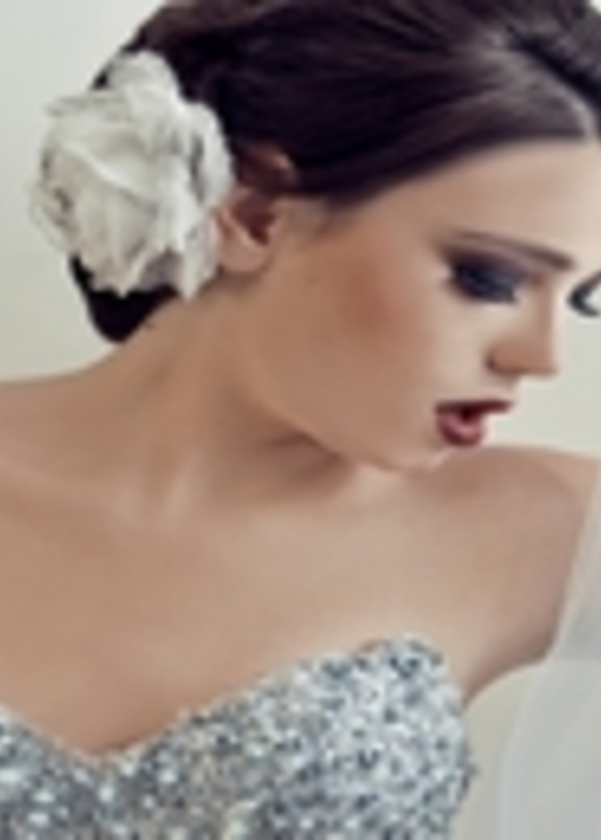 الاخصائية  نونا باز ....وجمال العروس