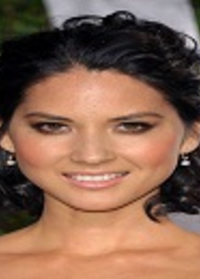 أوليفيا مون تتوهج بأقراط  وينستون  