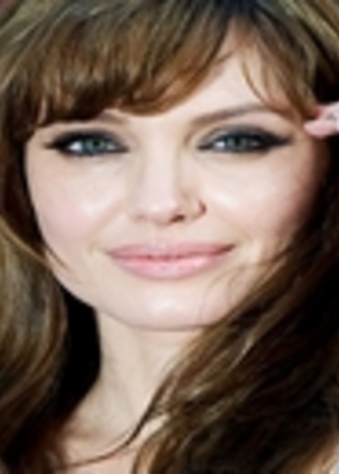 أنجلينا جولي تنفي خبر زواجها من براد بيت 