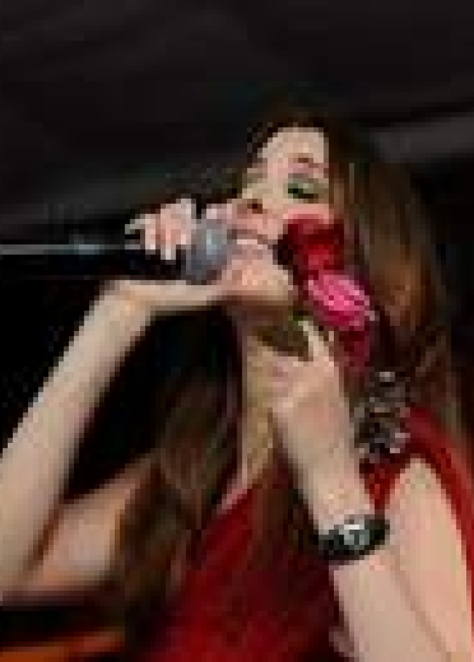 نانسي تتألق بالأحمر في جنة بحمدون