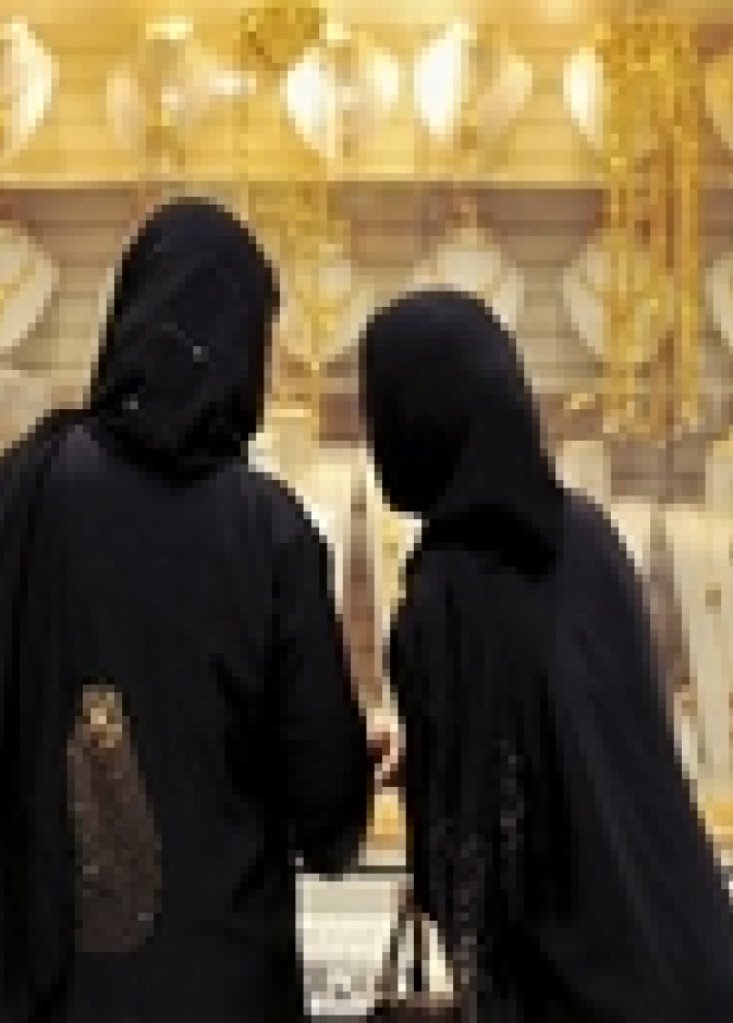 الذهب والمجوهرات تزين واجهة المحال التجارية