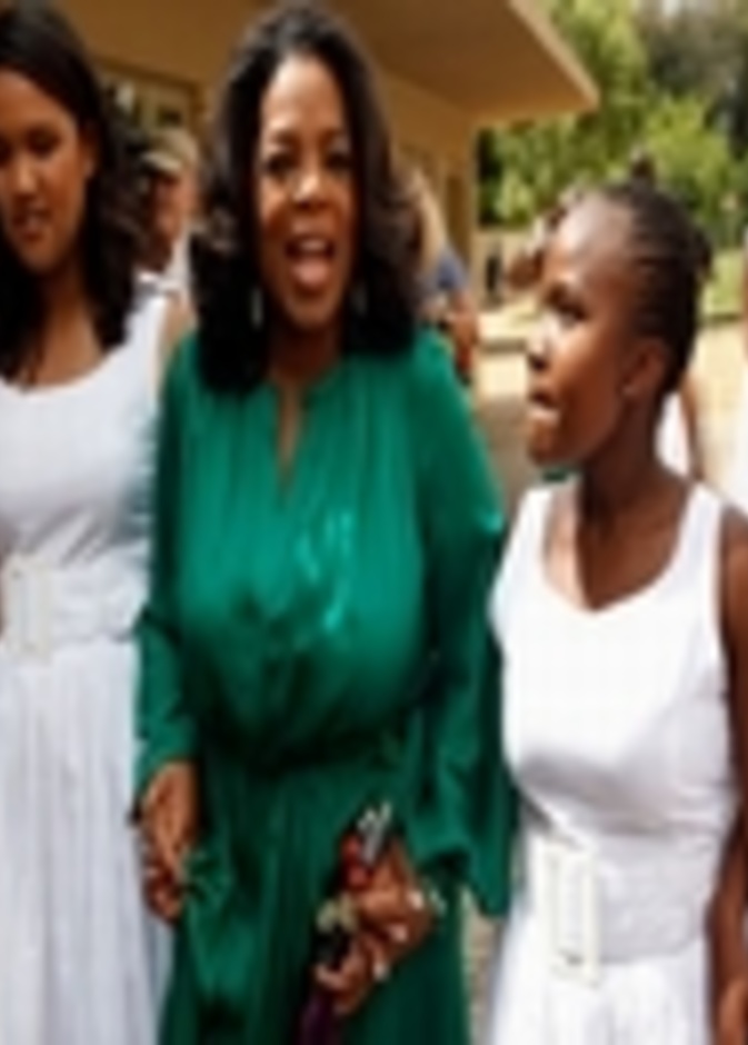 أوبرا وينفري تحضر حفل تخرج أول دفعة فتيات من أسر محرومة