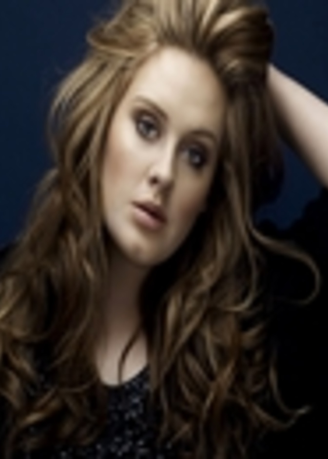 أديل تغادر لندن خوفا على حنجرتها الذهبية