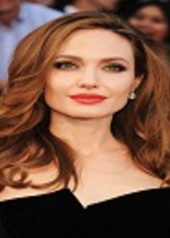 نجمات يتألقن بأقراط  نيل لين 