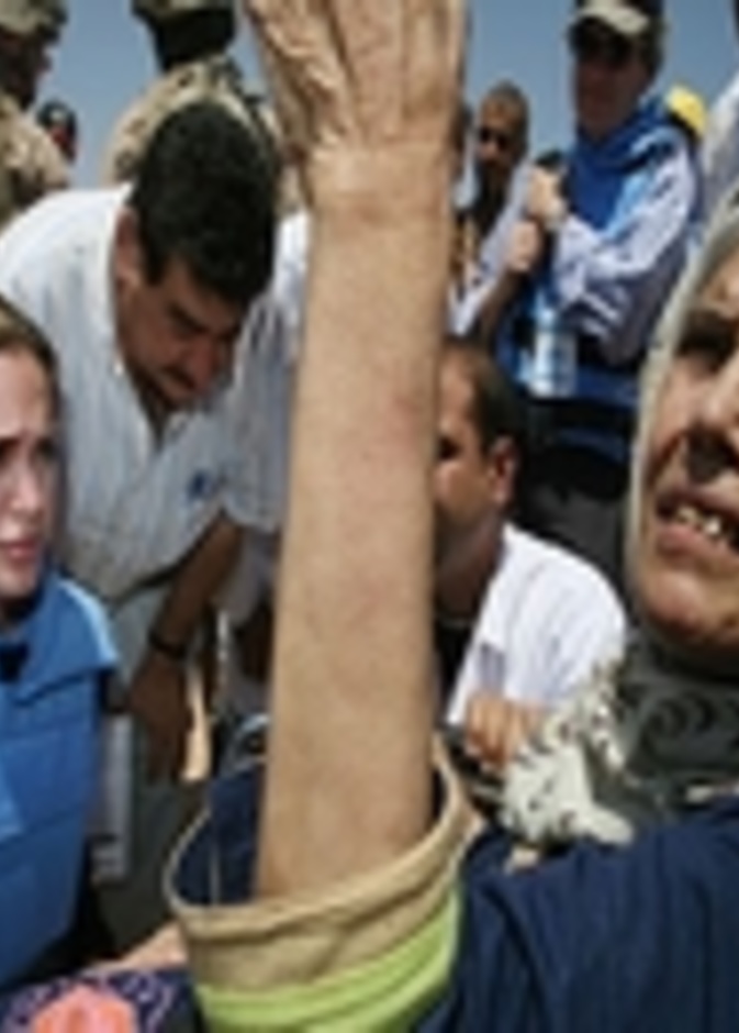 انجيلينا جولي تزور مخيمات اللاجئين السوريين في تركيا
