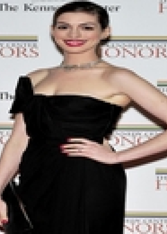 الممثلة آن هاثاواي تتباهى بخاتم خطوبتها