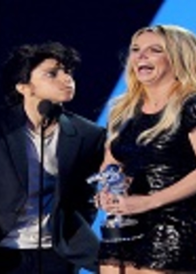 بريتني سبيرز ترتدي  SWAROVSKI 