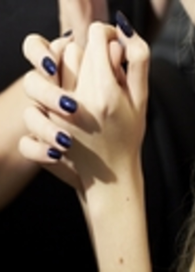 أظافر زرقاء