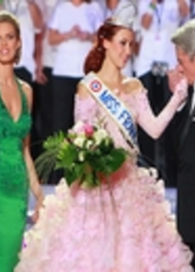 ملكة جمال فرنسا 2012 تهوى الرقص الشرقي