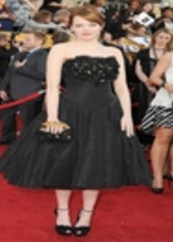 إيما ستون تتألق في فستان من تصميمات ألكسندر ماكوين 