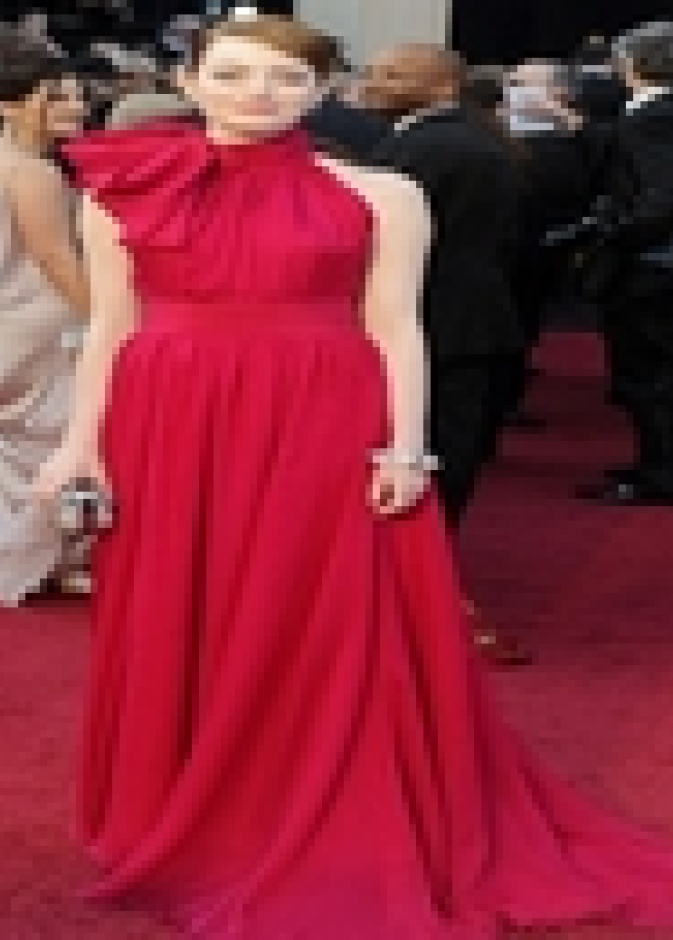 إيما ستون تتألق بفستان أحمر على السجادة الحمراء في حفل توزيع جوائز الأوسكار