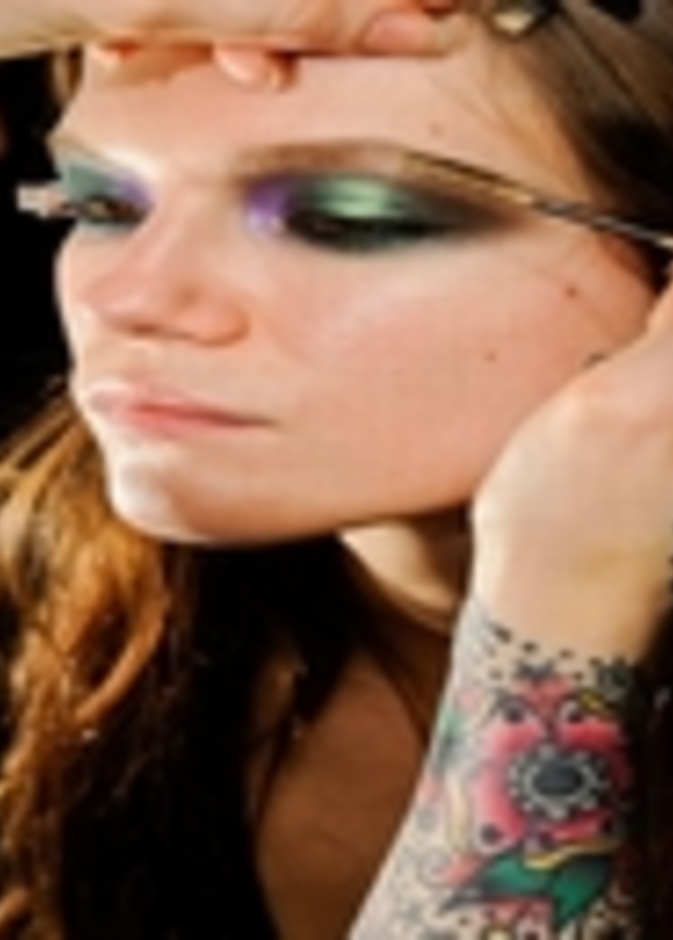 ألوان الحواجب هذا الموسم : أبيض في أشقر ,بني غامق ورمادي داكن