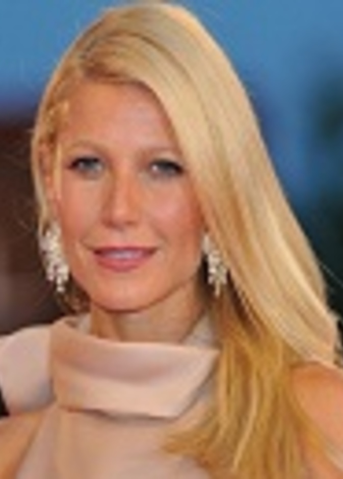 غوينيث بالترو تتزين  بأقراط من  Bulgari 