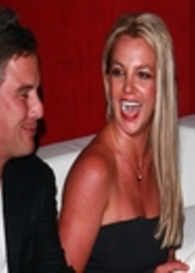 جيسون تراويك يجثو على ركبتيه طالبا الزواج من بريتني سبيرز  