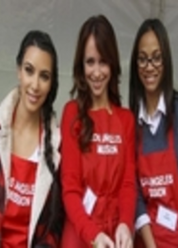 بعد طلاقهما... كيم كارديشيان وزو سالدانا تحضران طعام المشردين