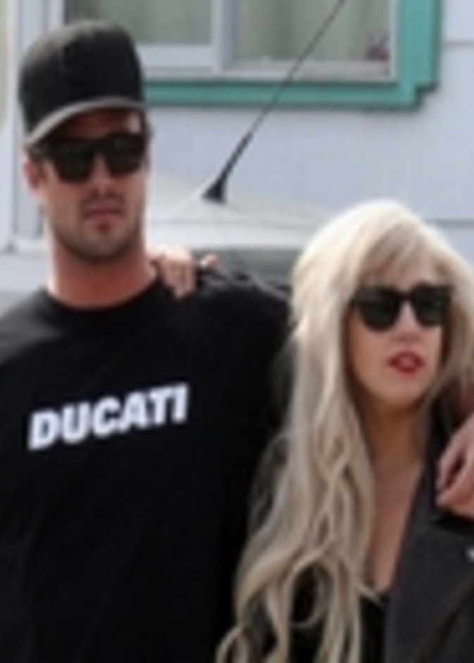 هل أخطأت ليدى جاجا بأظهار حبيبها؟