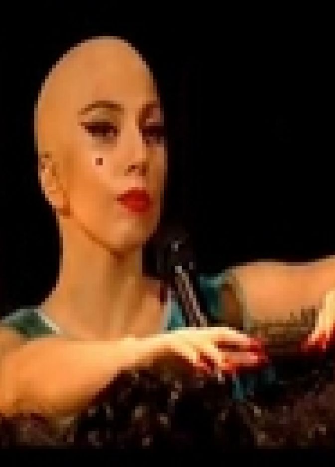ليدي جاجا تصدم جمهورها بالصلع