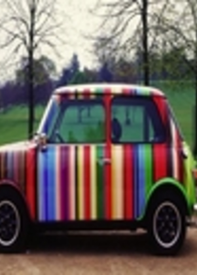 دبي ترحّب بسيارة  بول سميث ميني  PAUL SMITH MINI