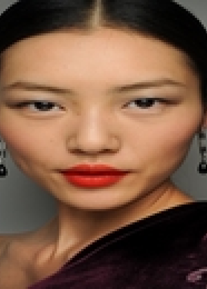 شفاه حمراء بارزة