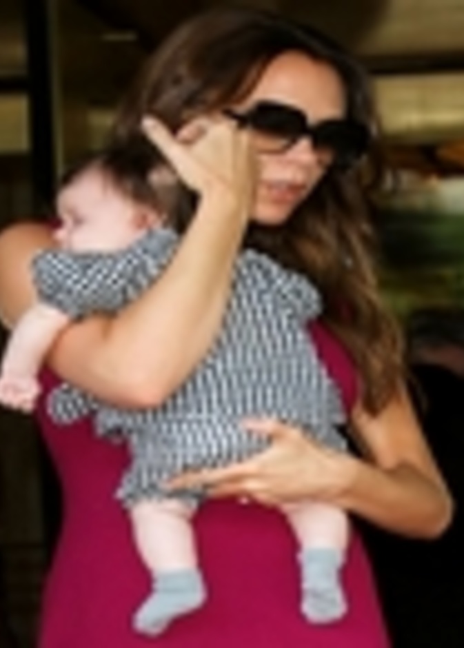 فيكتوريا بيكهام تصحب وليدتها هاربر لأسبوع الموضة في نيويورك