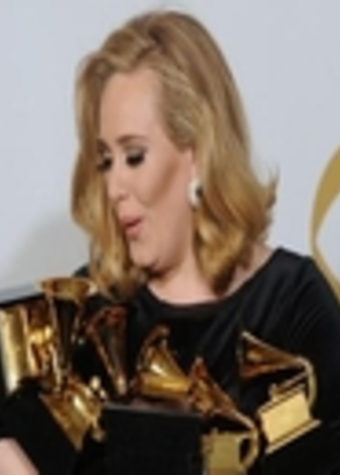 أديل تتألق في حفل توزيع جوائز غرامي