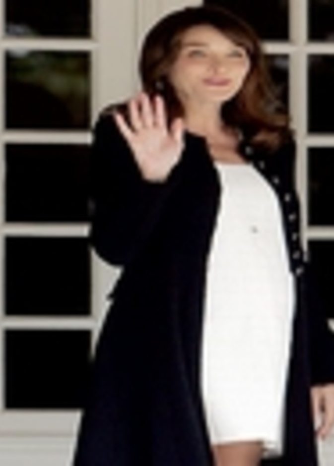 دمية كارلا بروني تغزو متاجر أوروبا