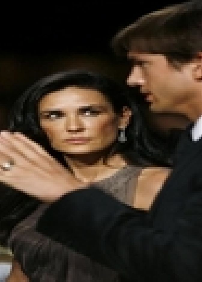 آشتون كوشتر يحاول مصالحة ديمي مور بسيارة ثمنها 100 ألف دولار