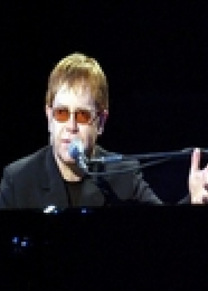 إلتون جون يحيى حفلا أمام 6 آلاف ماليزي