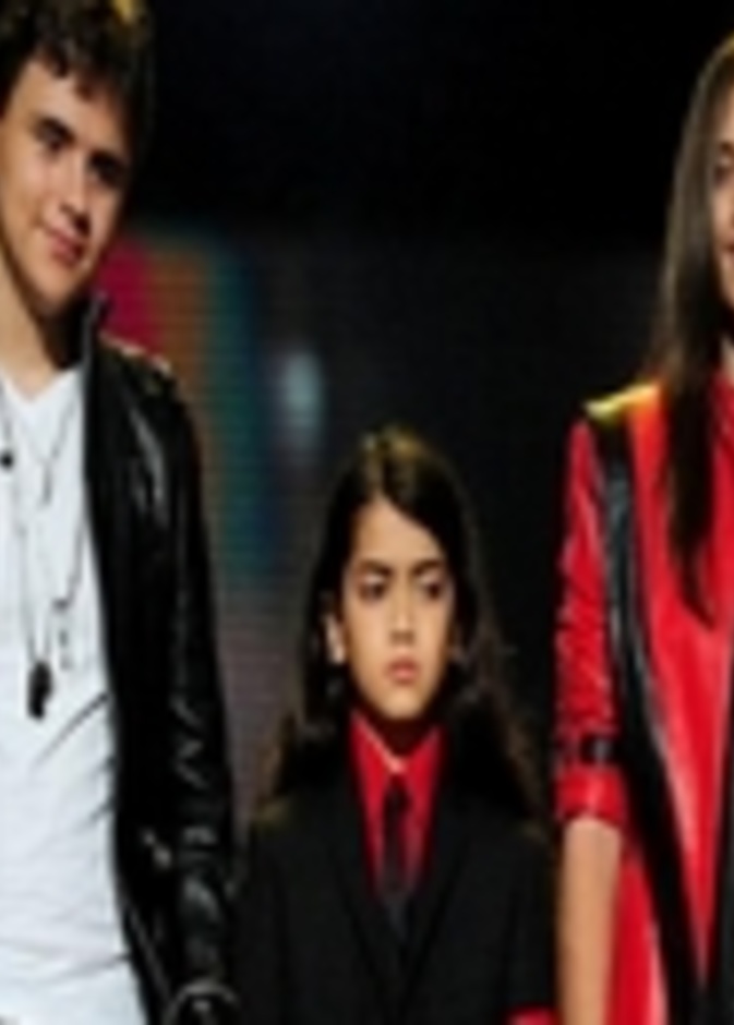 أطفال مايكل جاكسون يخلدون ذكرى والدهم