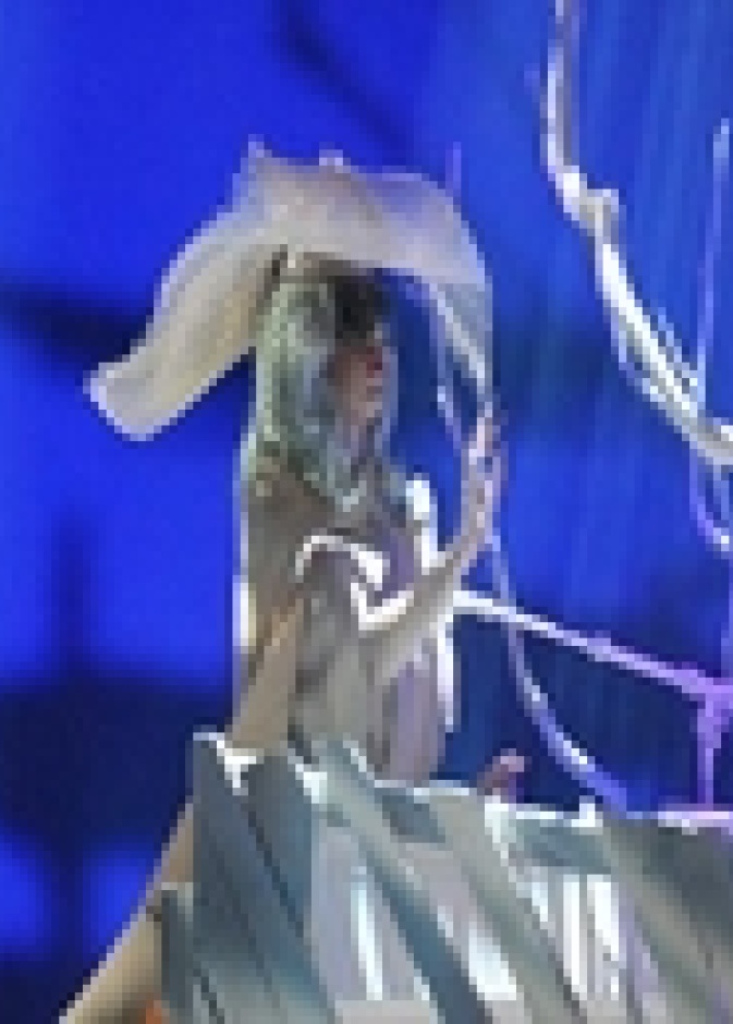 نجوم الغناء الأمريكي يحيون الذكرى العاشرة لمؤسسة كلينتون