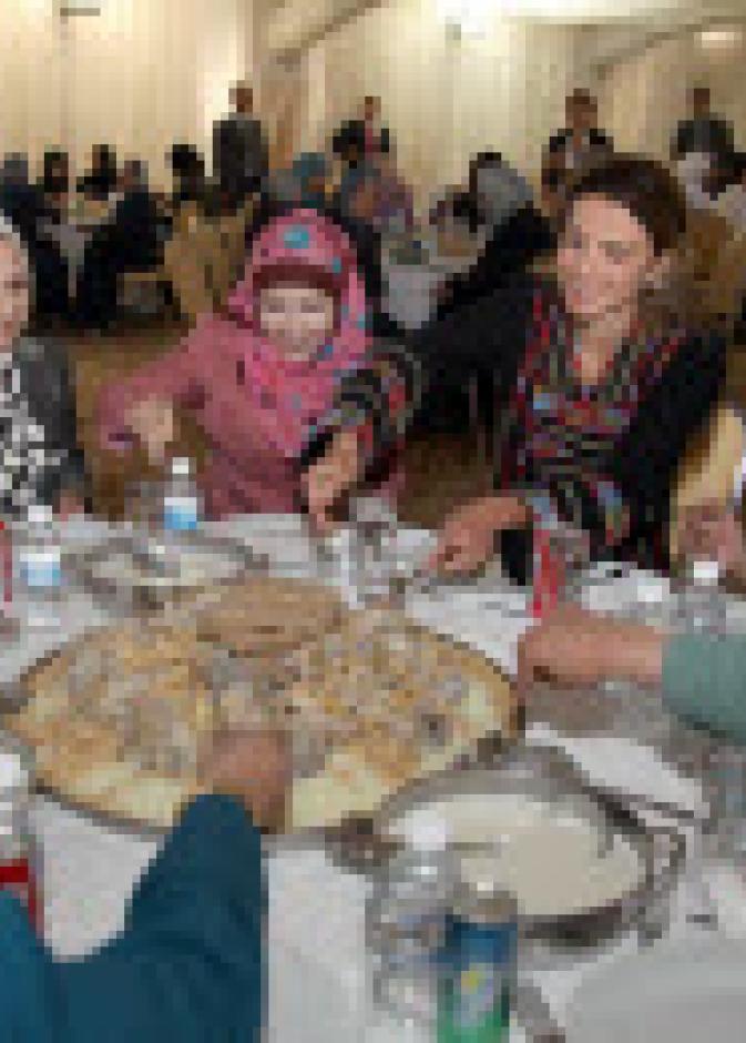 الملكة رانيا تطلق المرحلة الرابعة لـ مدرستي  وتتناول الغذاء مع طالبات ومعلمات