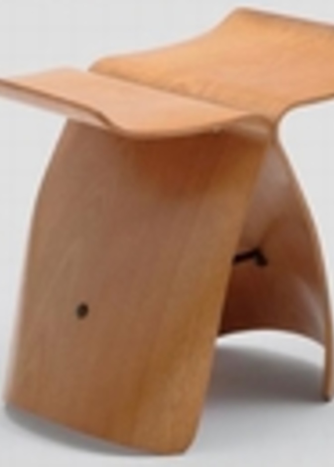 كرسي من الخشب على شكل فراشة في متحف للفن الحديث