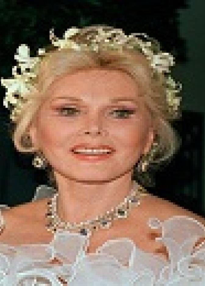 زازا غابور تبيع فساتينها لتغطية مصاريف علاجها