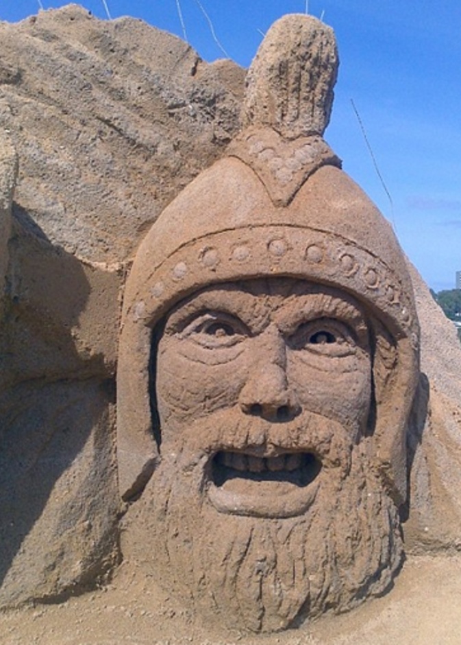 بالصور: فنان ينحت تماثيل رملية في أغلب شواطئ العالم