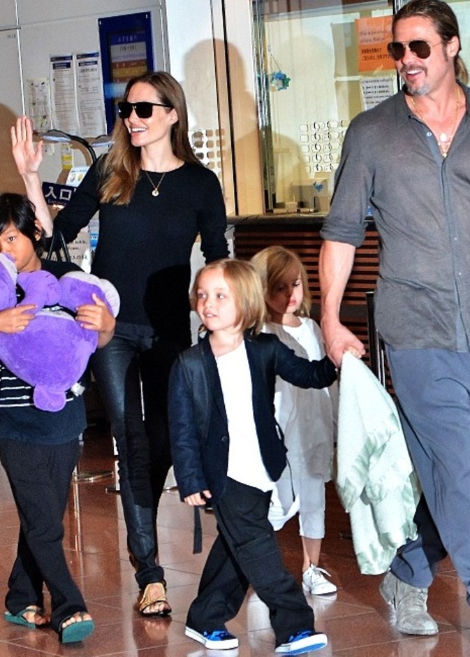 بالصور: آنجلينا وبراد يتسوقان للكريسماس