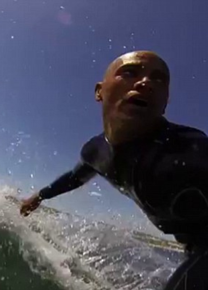 بالفيديو: بطل العالم في التجديف يقترب من قرش عملاق