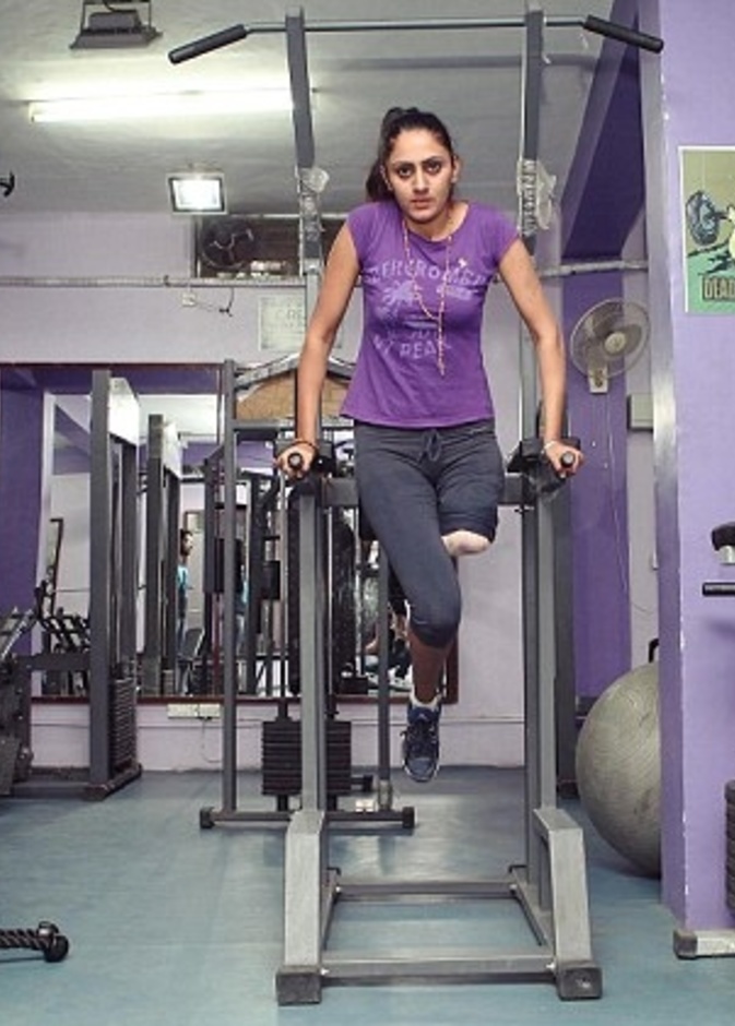 بالفيديو: هندية برجل واحدة تصبح أشهر فنانة في العالم