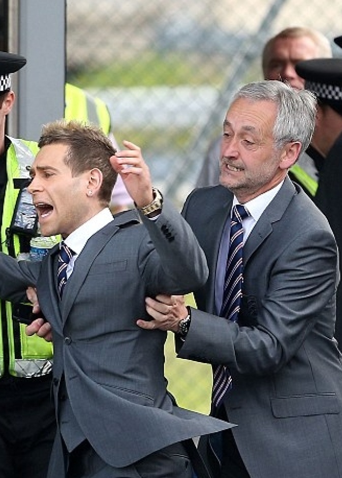 كوميدي يتنكر بزي لاعب ليرافق منتخب إنكلترا