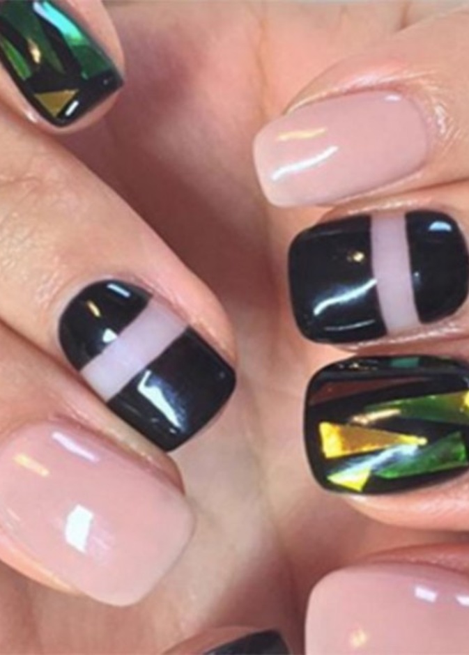 امزجي بين طلاء الأظافر العادي والأظافر الزجاجية