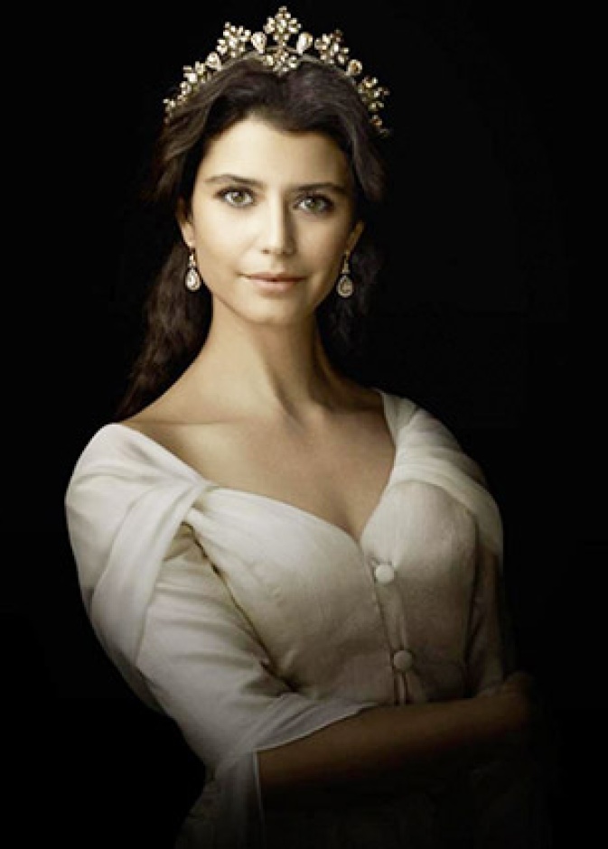 بيرين سات في دور السلطانة كوسيم