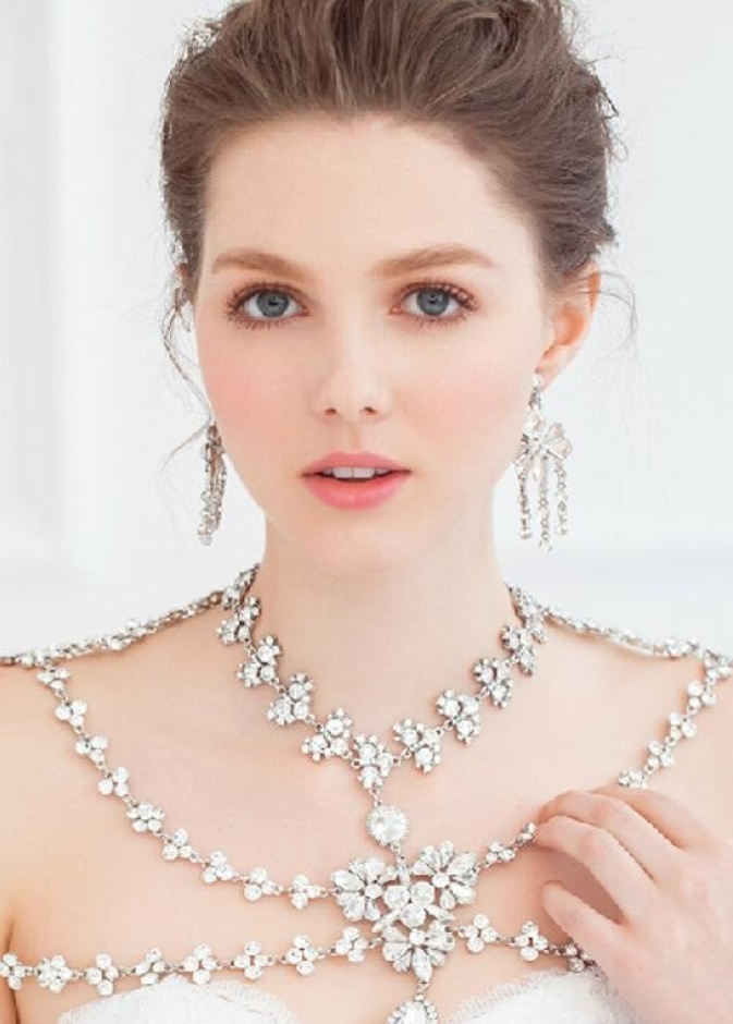 "قلادات الكتف" لفخامة ملوكية مطلقة..