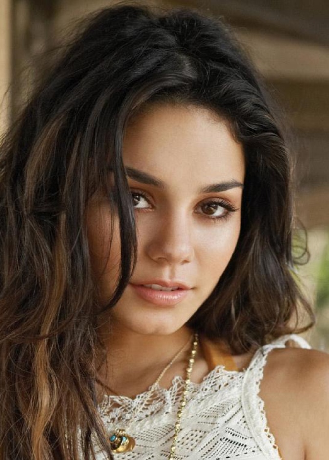 فانيسا هادجنز تعلن عن وفاة والدها بعد صراع مع السرطان