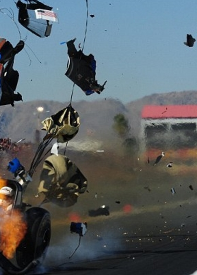 سيارة سباق تتحول لكتلة نار