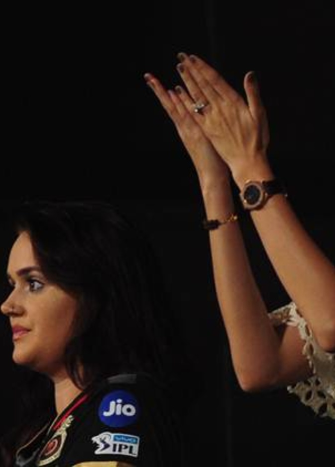 أنوشكا شارما تشجيع زوجها في مباراته الجديدة من المدرجات