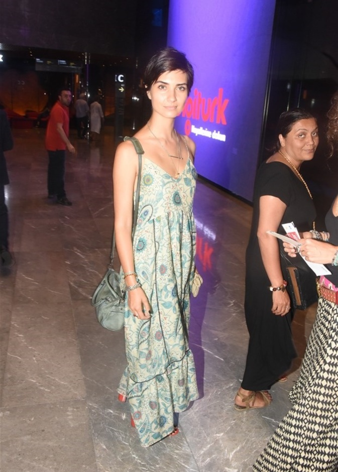 إطلالة بسيطة للممثلة التركية توبا بيوكستون في حفل المطرب الأيرلندي Damien Rice